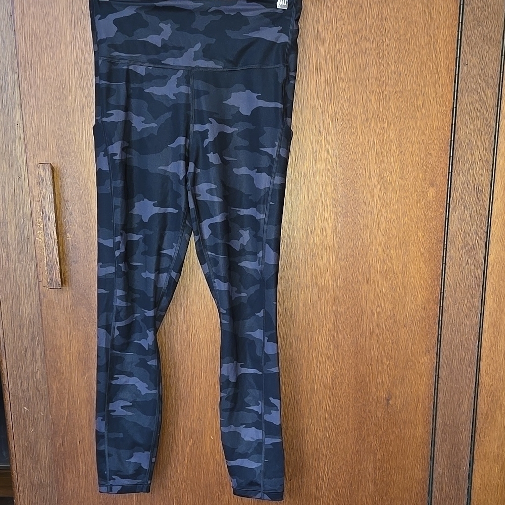 ATHLETA Ultimate Camo 7/8 Tight